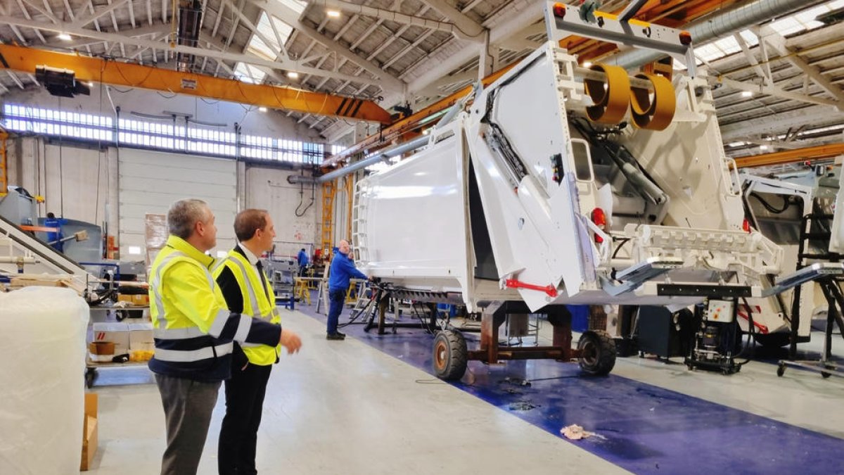 Crespín observa el trabajo de la empresa Ros Roca en Tàrrega.