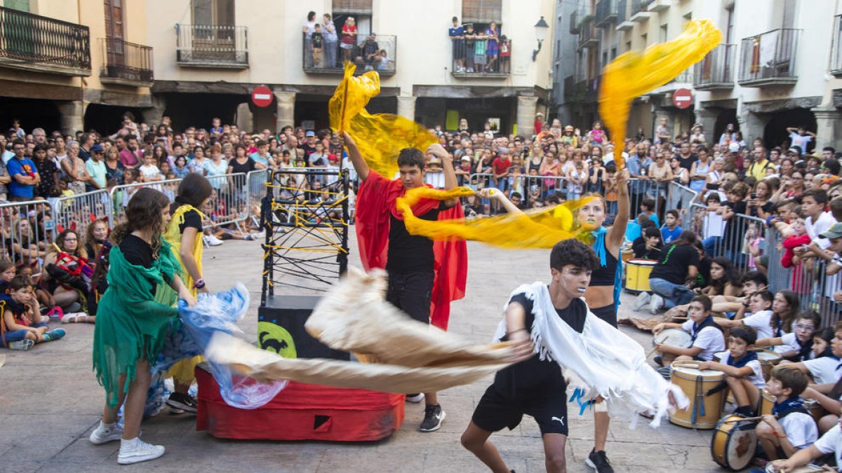 Com a novetat, l’Aquelarret va incloure un espectacle d’alumnes de l’Escola de Teatre La Caserna, que van invocar els quatre elements.