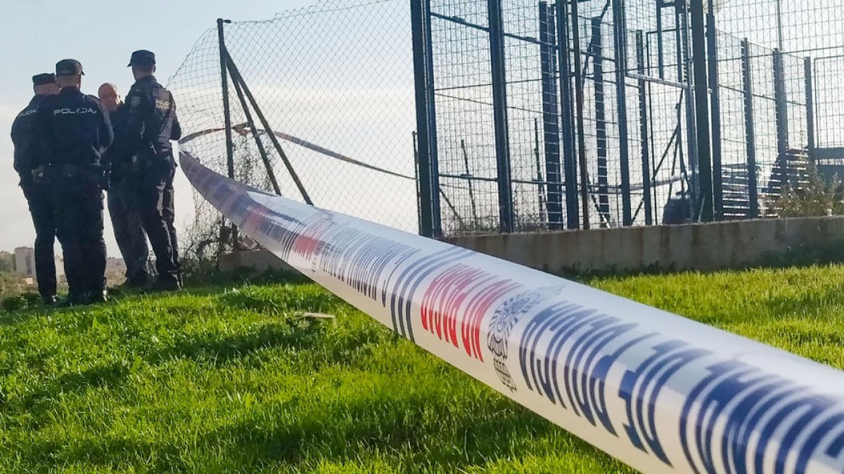 La Policia acordona la zona on es va trobar el cadàver.