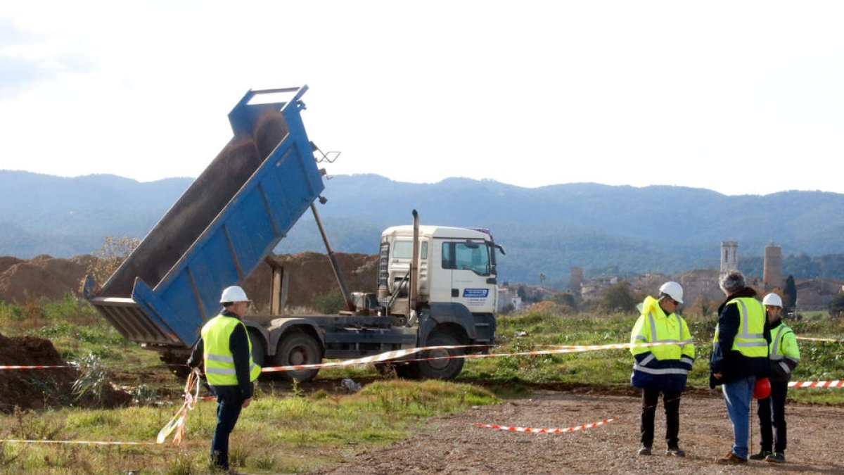 Operarios retiran la capa de tierra con la que se selló la basura.