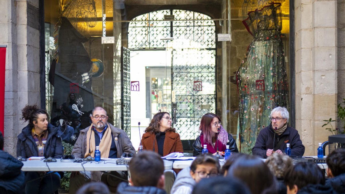 Mesa redonda sobre la paz en el IEI conducida por Ràdio Rosselló, y a la derecha, nombres propios de la radio que pasaron ayer por RAC1. 