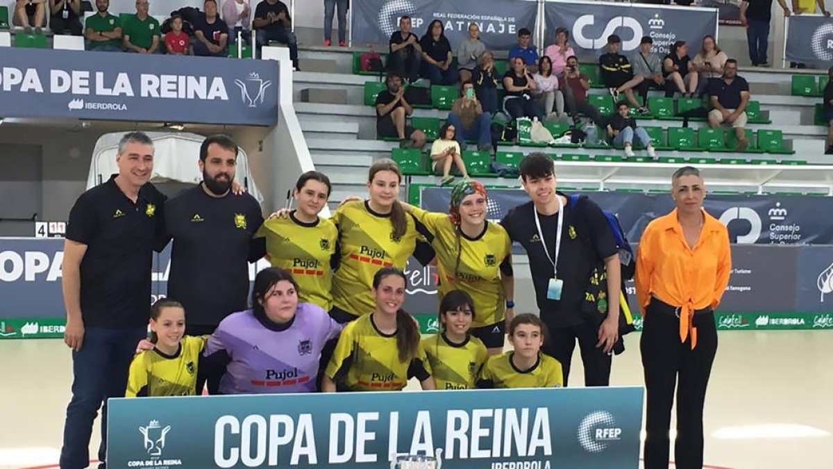 La plantilla del Vila-sana, ahir a Calafell amb el trofeu de subcampiones de la Mini Copa.