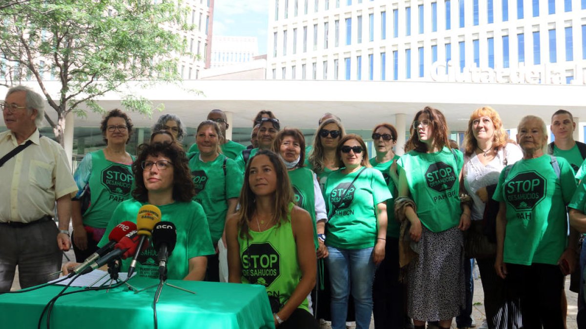 Activistas de la PAH se han concentrado delante de la Ciudad Judicial en Barcelona para exigir la intermediación en los procesos de desahucio.