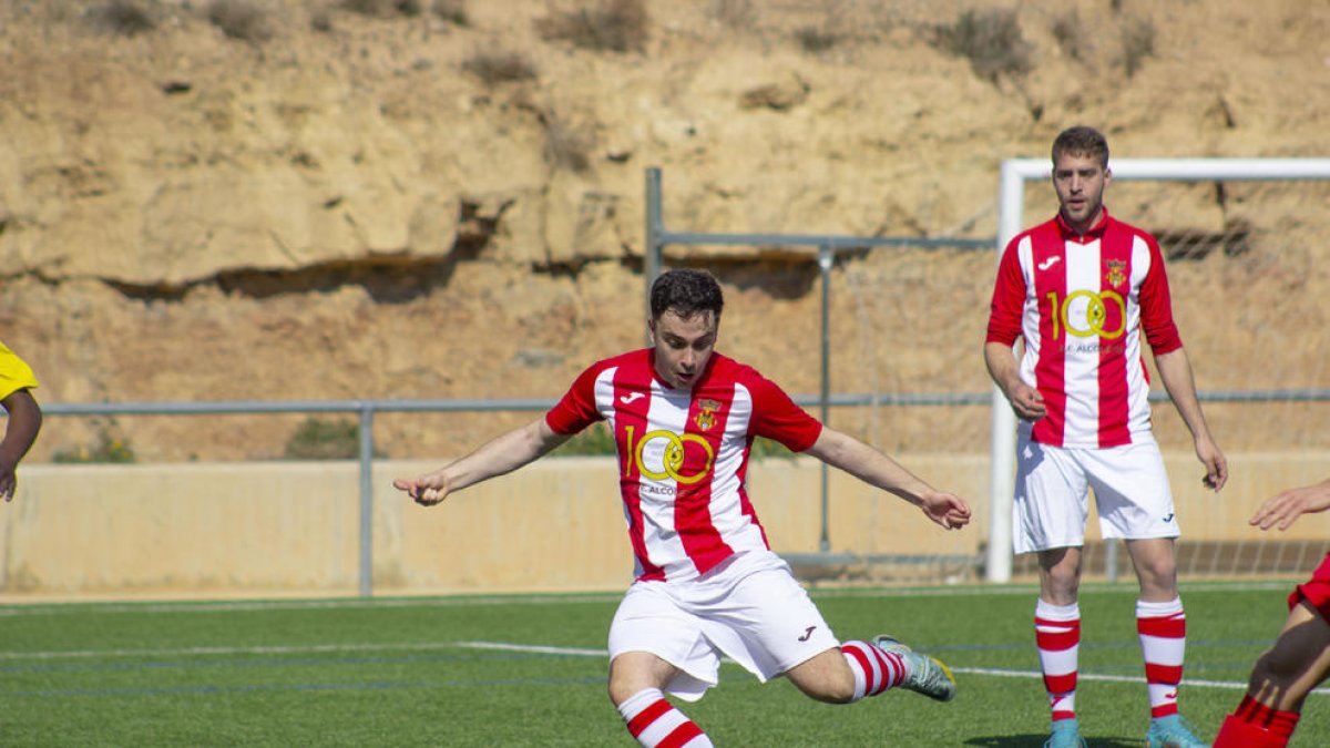 Un jugador de l’Alcoletge intenta una rematada, en una imatge d’arxiu.