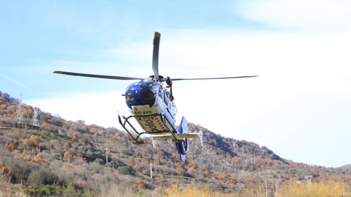 Imatge d’ahir de l’helicòpter dels Mossos d’Esquadra que va participar en l’operatiu.