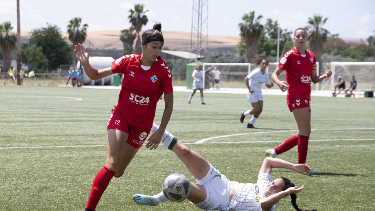 Patri supera en conducción a una rival del Córdoba, en una acción de la segunda mitad.