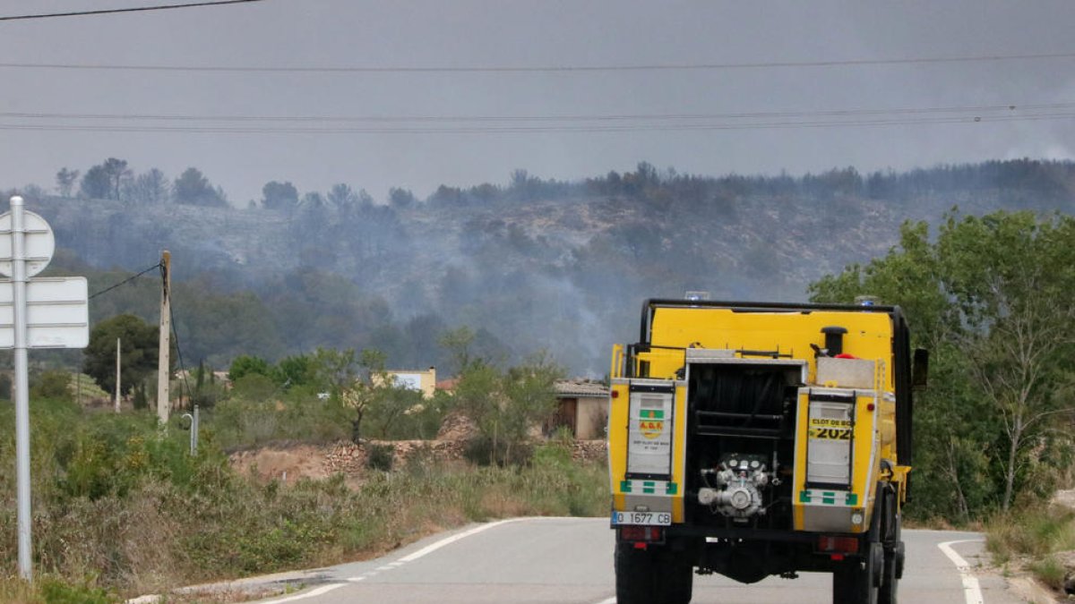 Un camió dels Bombers circula en direcció a l’incendi.