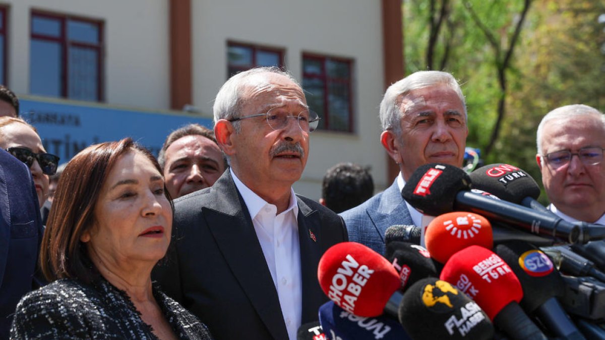 El candidat presidencial opositor turc, Kemal Kiliçdaroglu, després de dipositar el vot.