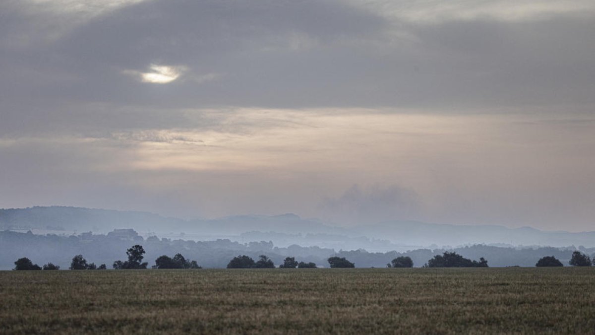 El fum de l'incendi de Lladurs dificultava la visibilitat a bona part del terme a primera hora d'aquest divendres.