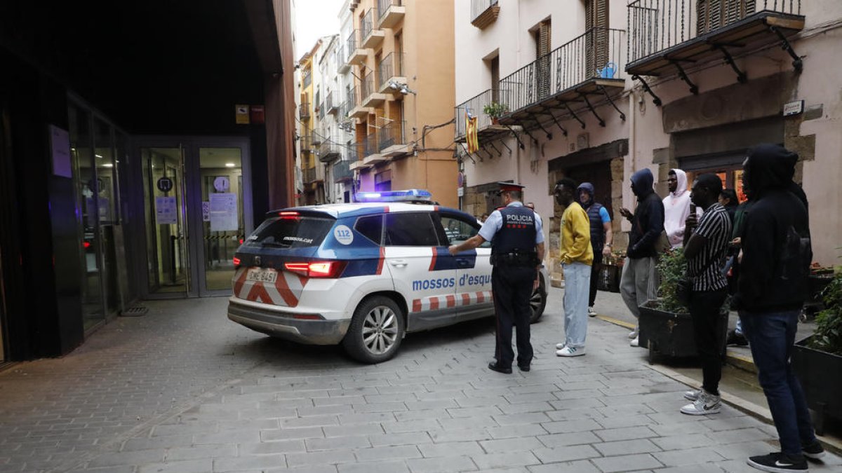 Familiars dels detinguts i de la víctima ahir als jutjats de Balaguer.