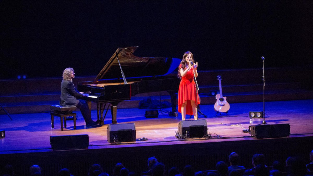 El pianista lleidatà Antoni Tolmos i la cantant Mariona Escoda, ahir a l’Auditori Enric Granados.