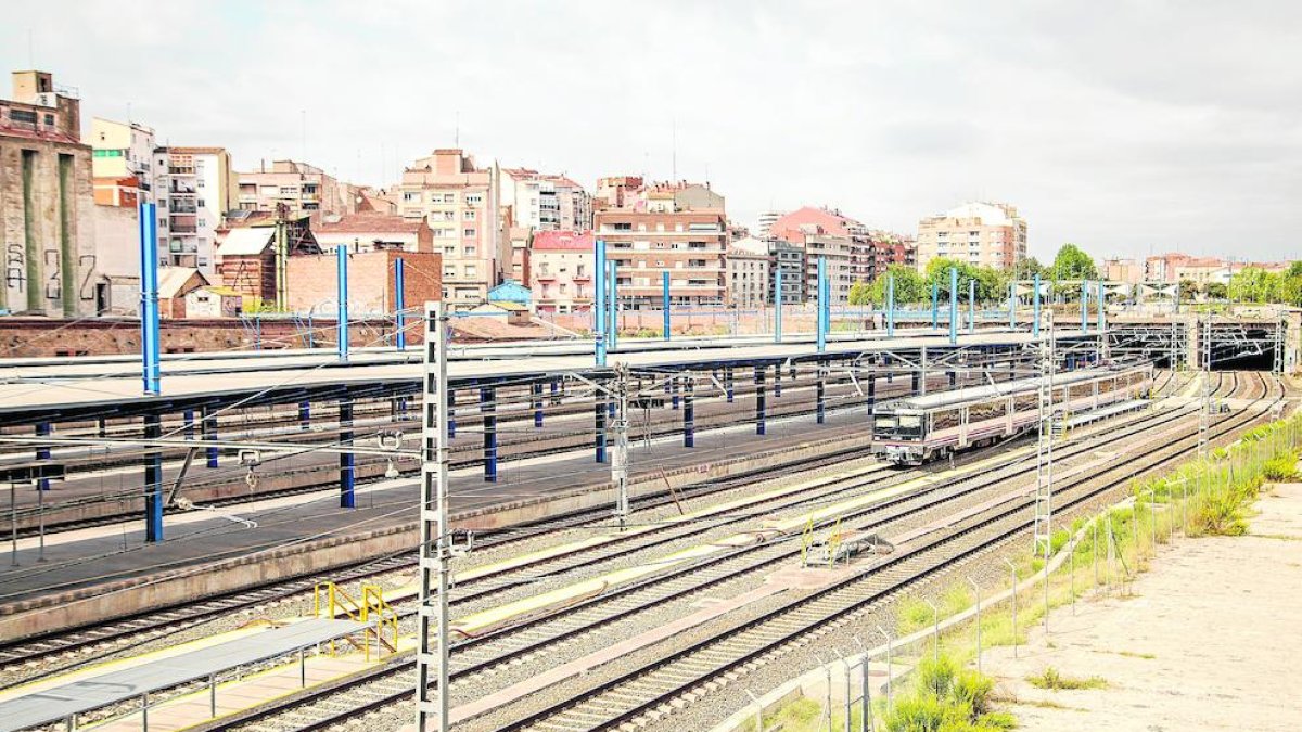El pla de l'estació preveu cobrir aquest tram de les vies entre Comtes d'Urgell i l'estació