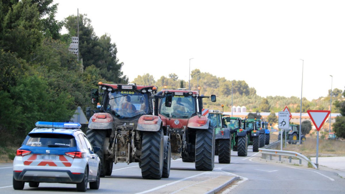 Columna de tractors sortint de Batea en direcció l'Aragó, per anar fins a Saragossa a protestar a la CHE per la gestió de l'aigua.