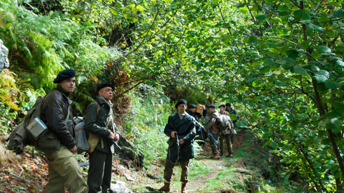 Participants en la recreació de la invasió de la Val d’Aran en el recorregut fins a Bagergue.