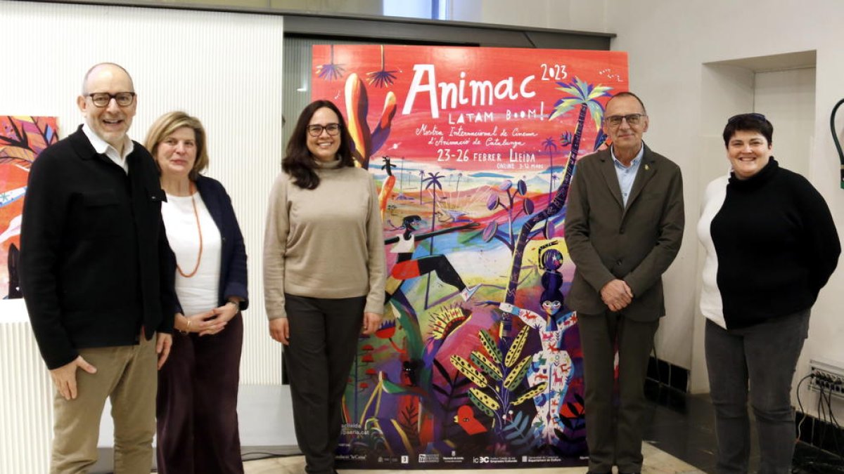 Las autoridades que han presentado Animac, con el cartel promocional de esta edición.