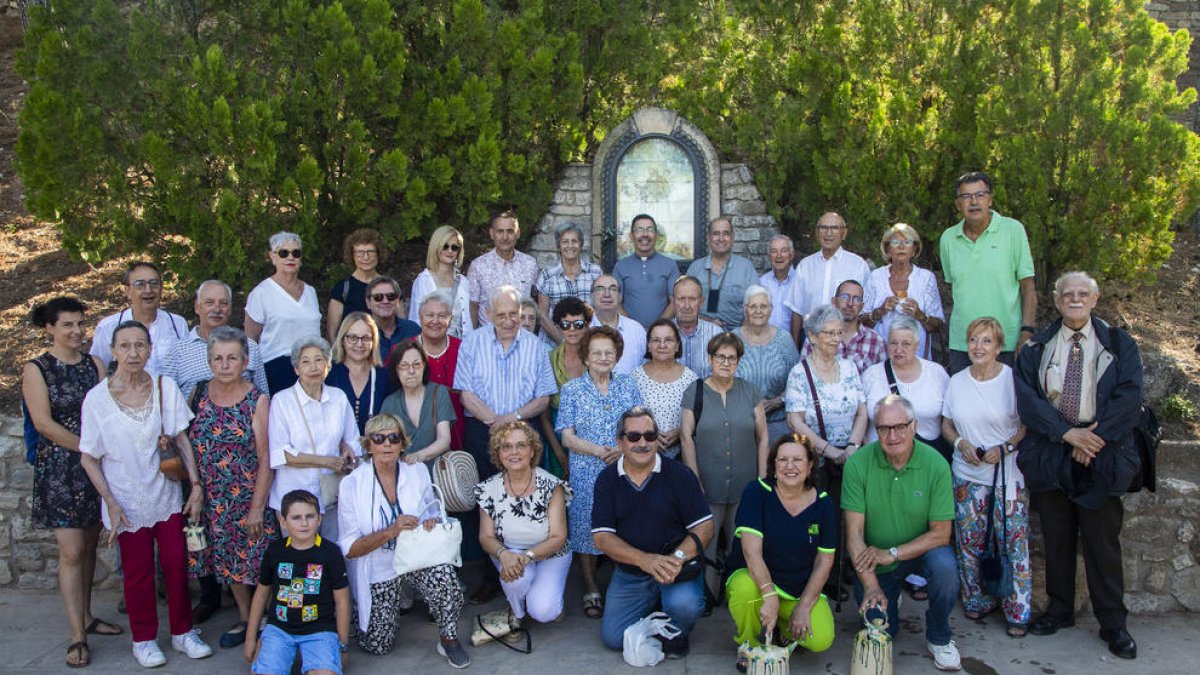 Decenas de personas participaron ayer en Tàrrega (izquierda) y Cervera en la fiesta de Sant Magí. En esta última localidad ayer se repartió el agua por las casas. 