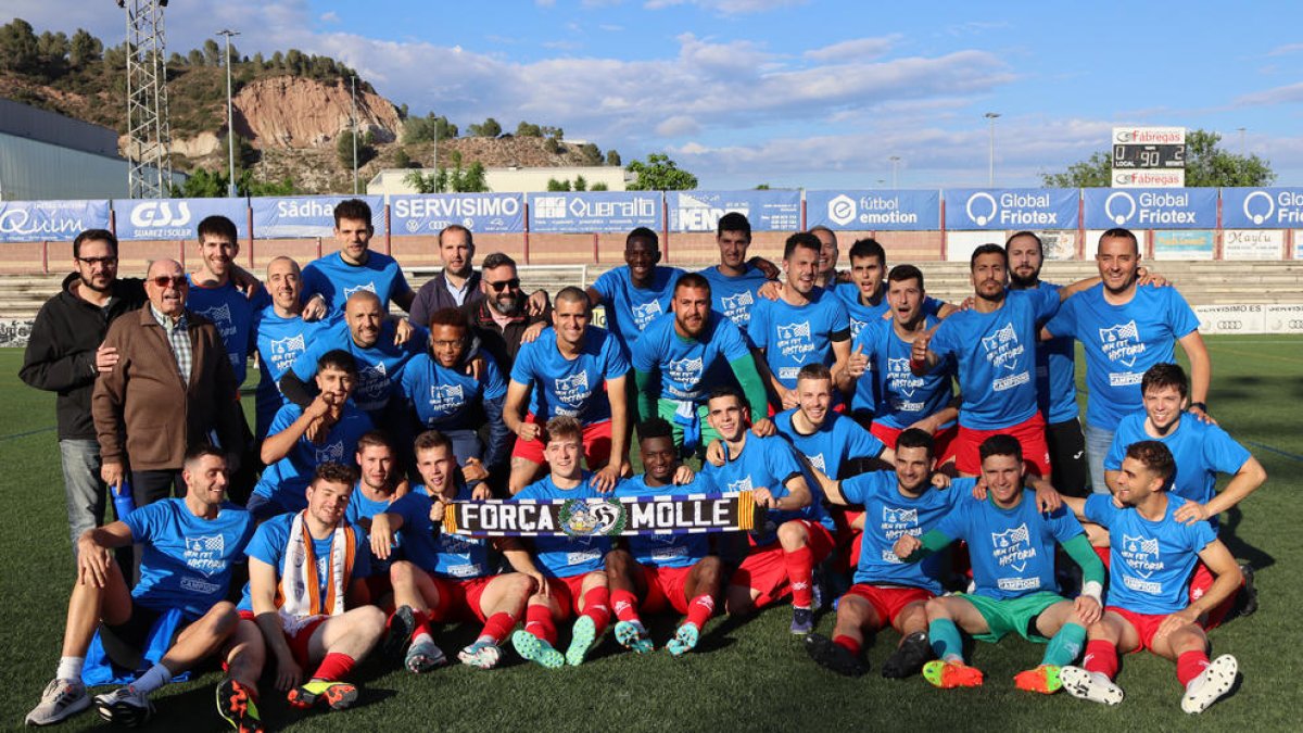 La plantilla del Mollerussa, celebrando el ascenso el pasado domingo en el campo del Igualada.