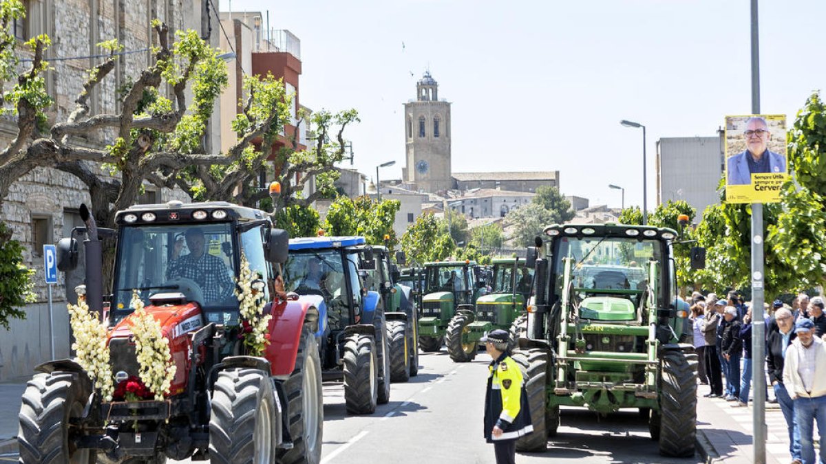 Cerca de 50 tractores recorrieron ayer al mediodía las calles del centro histórico de Cervera. 