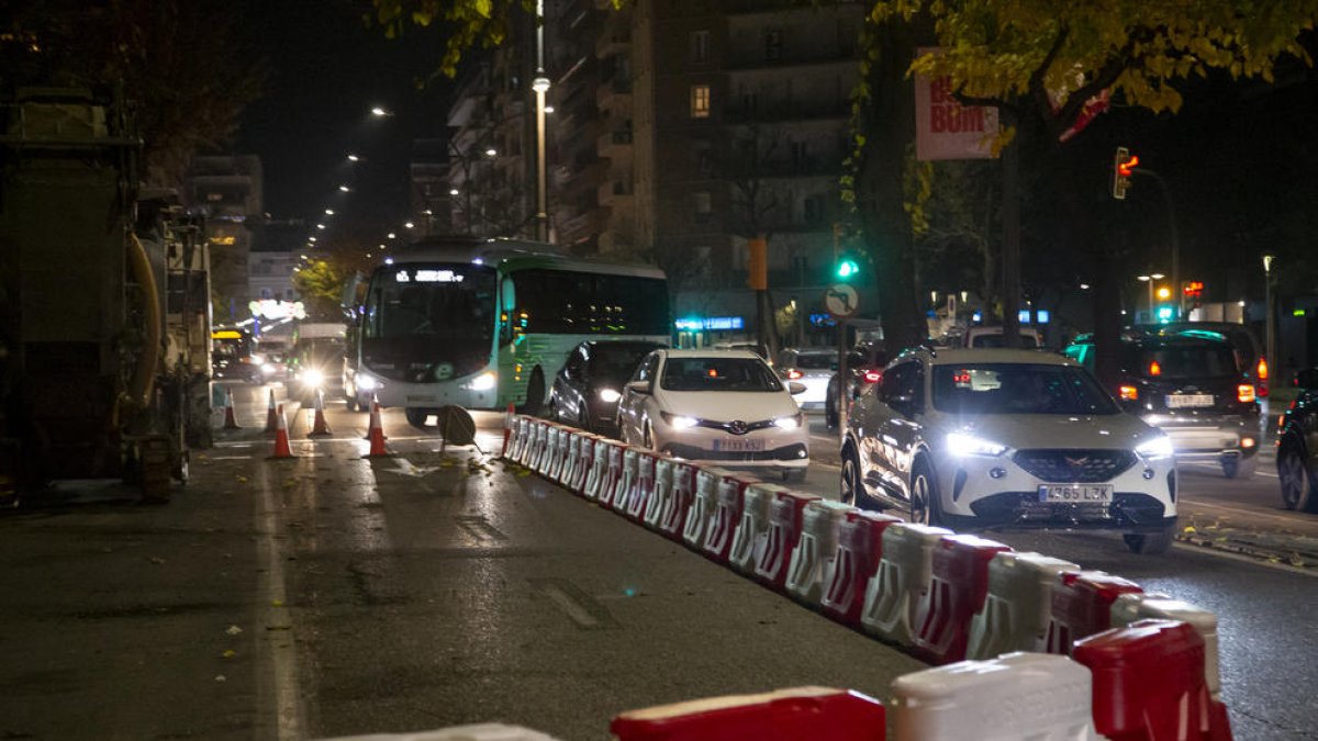 Les obres de reforma de Prat de la Riba van provocar ahir cues de vehicles.