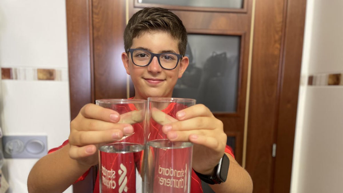 Diferencia entre agua embotellada (vaso de la izquierda) y agua del grifo (derecha), ayer en Agramunt.