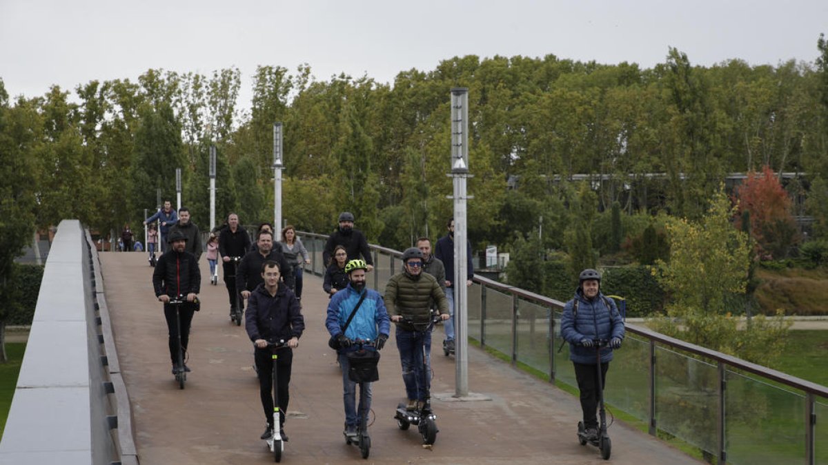 Imagen de archivo de usuarios de patinete eléctrico en Lleida. 