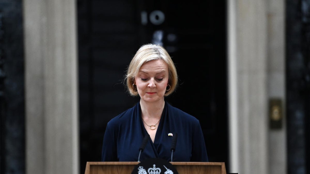 Liz Truss, ayer después de anunciar su renuncia frente al 10 de Downing Street.