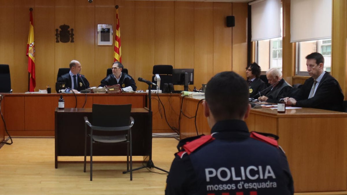 Un agent dels Mossos d'Esquadra, així com el magistrat, el secretari i els advocats presents en el judici contra un home acusat d'assassinat a la Bisbal del Penedès