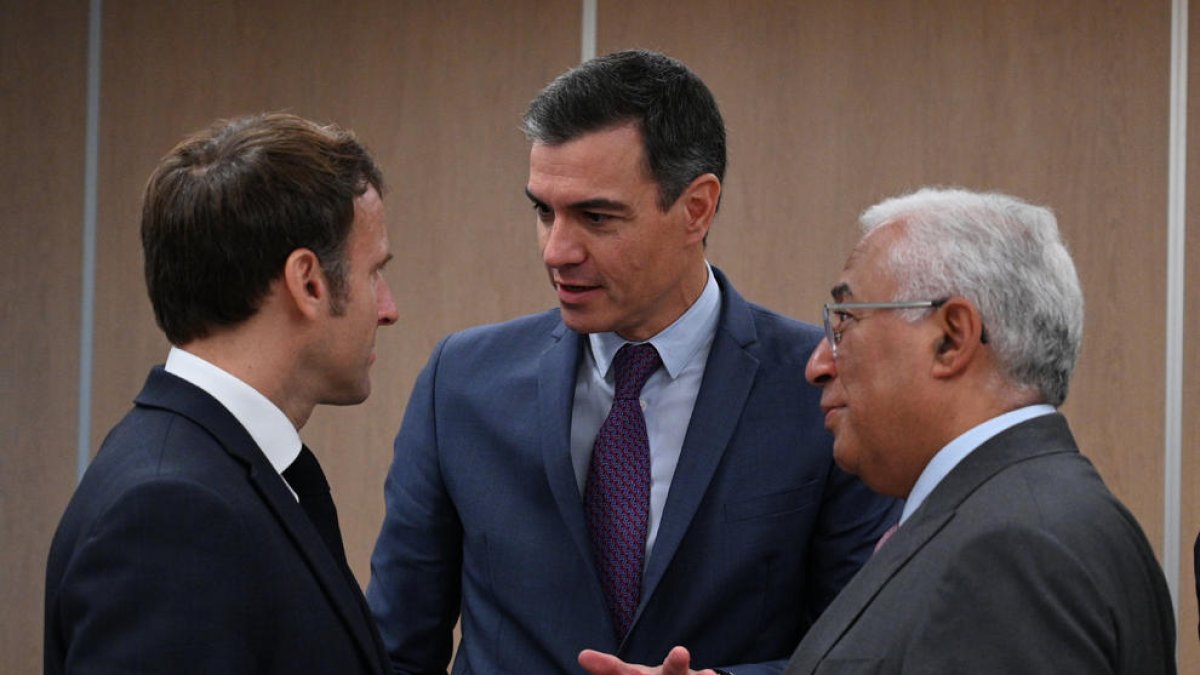 Pedro Sánchez, al mig, conversa amb Emmanuel Macron i António Costa.