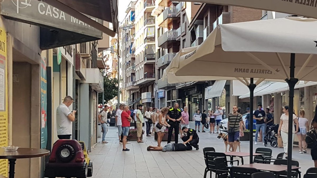 Imagen de la víctima tirada en el suelo de la calle Magdalena. 