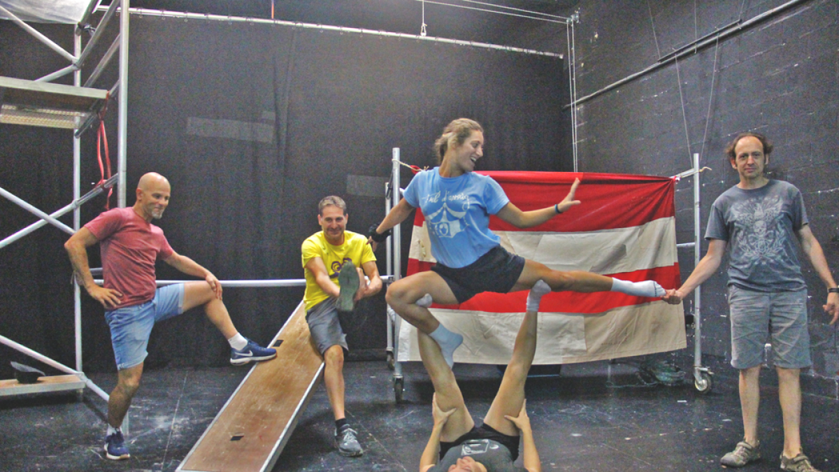 Els tres components de La Baldufa i el duo Laiaiona preparen un espectacle d’arts circenses.