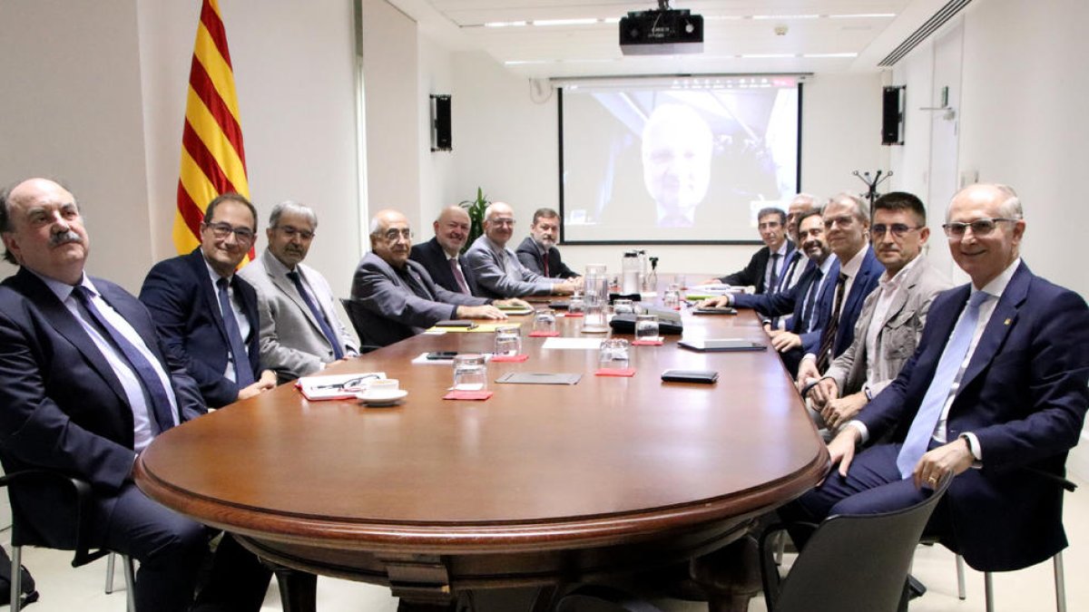 Sense dones al capdavant de les universitats - El nou conseller d’Universitats, Joaquim Nadal, es va reunir ahir amb els rectors de les dotze universitats públiques i privades de Catalunya, entre els quals no hi ha cap dona, com mostra la imatge ...