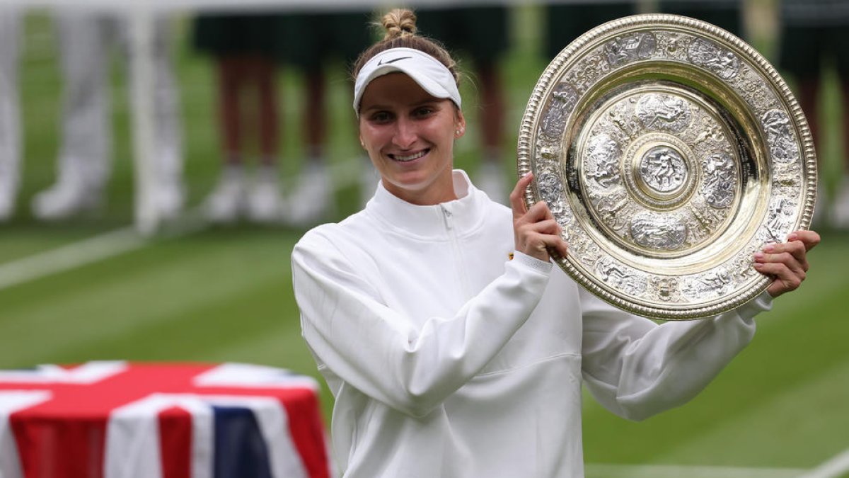 Marketa Vondrousova posa con el trofeo de campeona del torneo de Wimbledon.