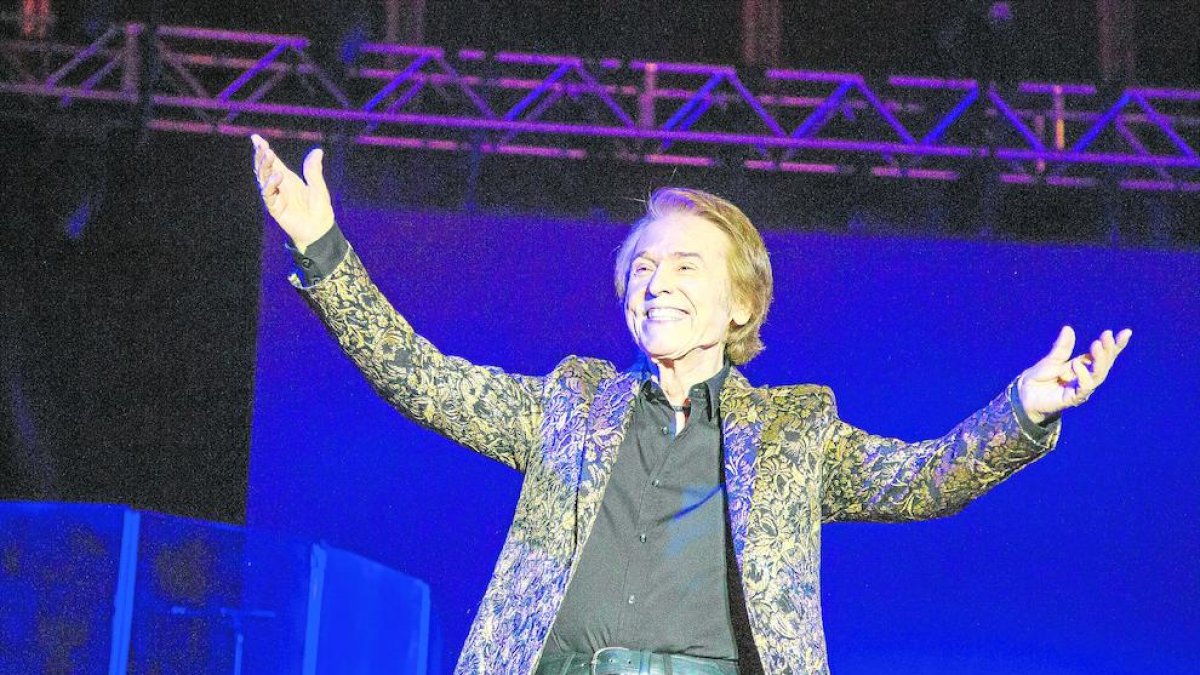 Raphael saludando al público en un momento del concierto de ayer.