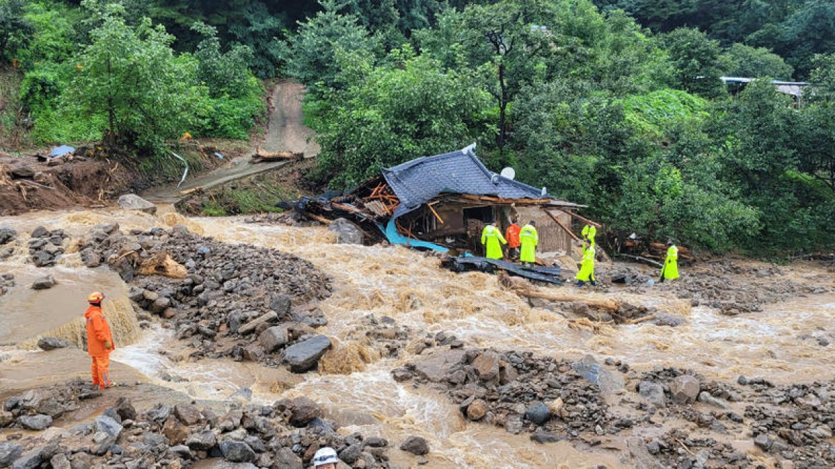 Les pluges torrencials deixen almenys 26 morts a Corea del Sud