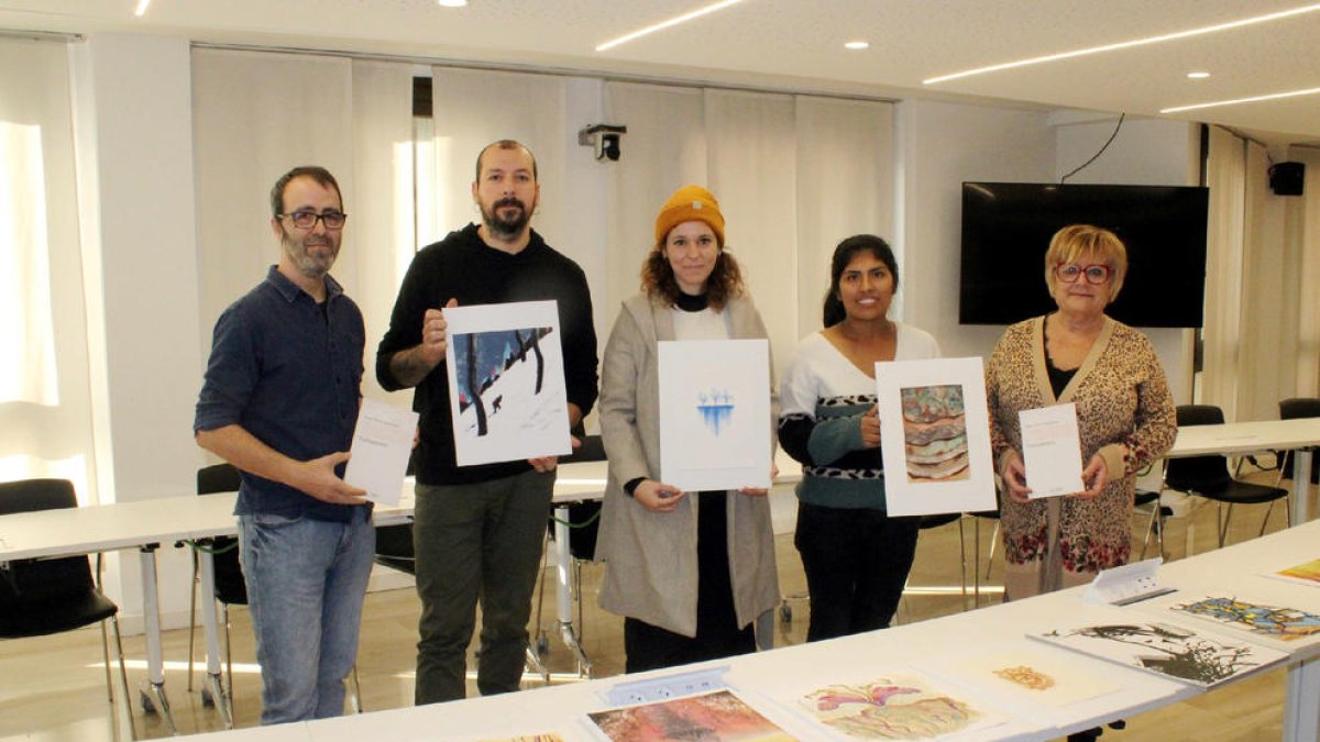 Els membres del jurat, amb les il·lustracions guanyadores.