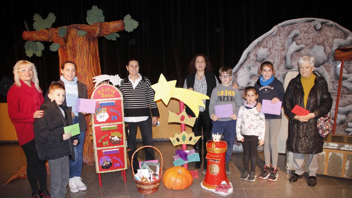 Els guanyadors dels diferents premis, dilluns en l’activitat de Nadal de la biblioteca d’Alpicat.