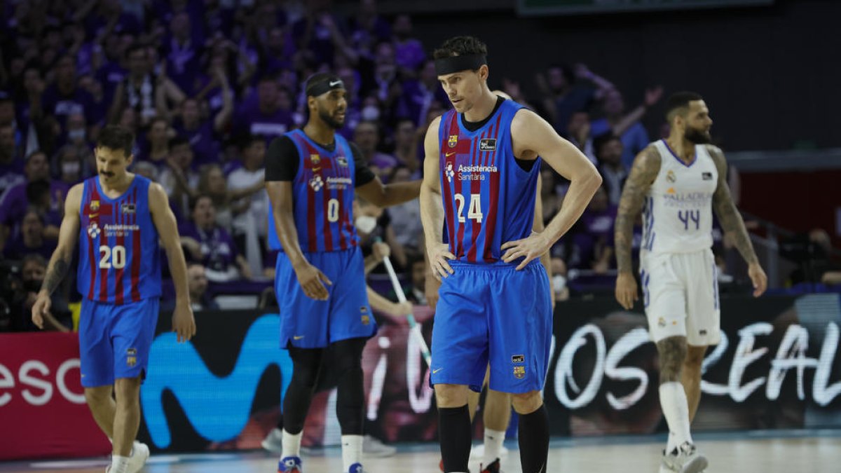 Kyle Kuric, en primer término, abatido por la derrota.