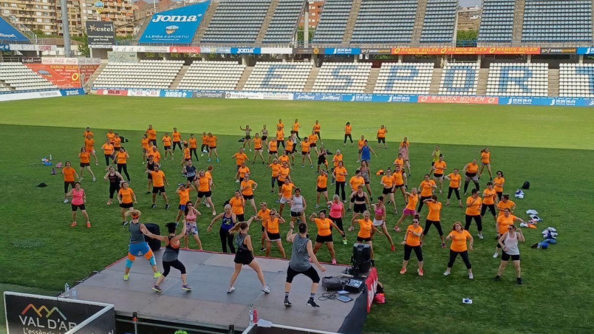 El césped del Camp d’Esports acogió ayer una clase de Zumba.