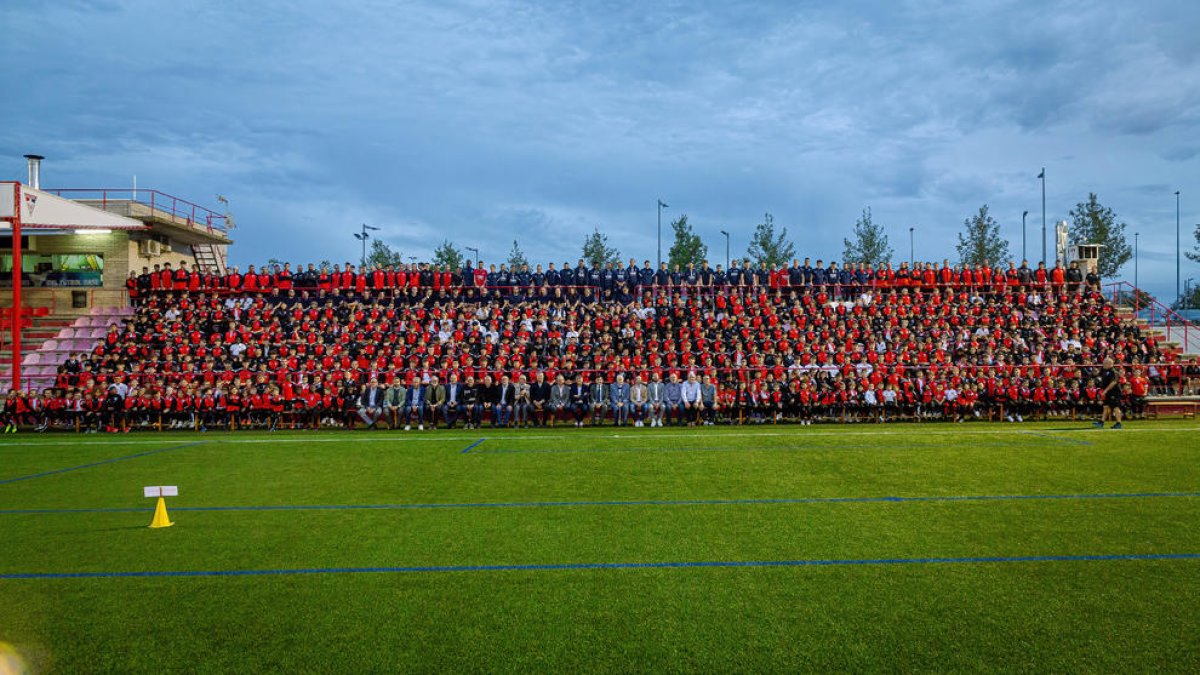 Fotografia de família dels més de 600 jugadors amb què compta l'Atlètic Segre, en la presentació de principi de temporada