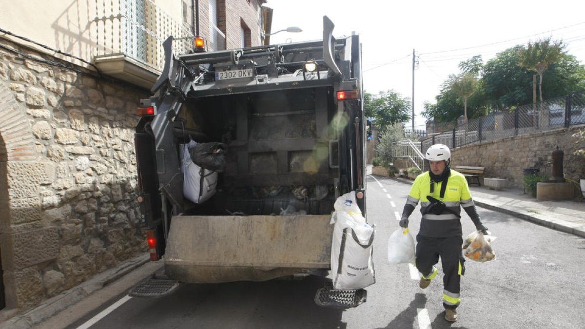 Recogida de basura puerta a puerta en Aspa, una de las primeras poblaciones en adoptarla.