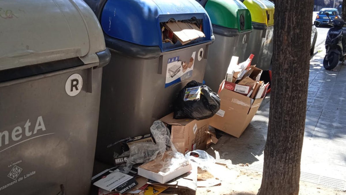 Queixes per les escombraries als carrers del Clot