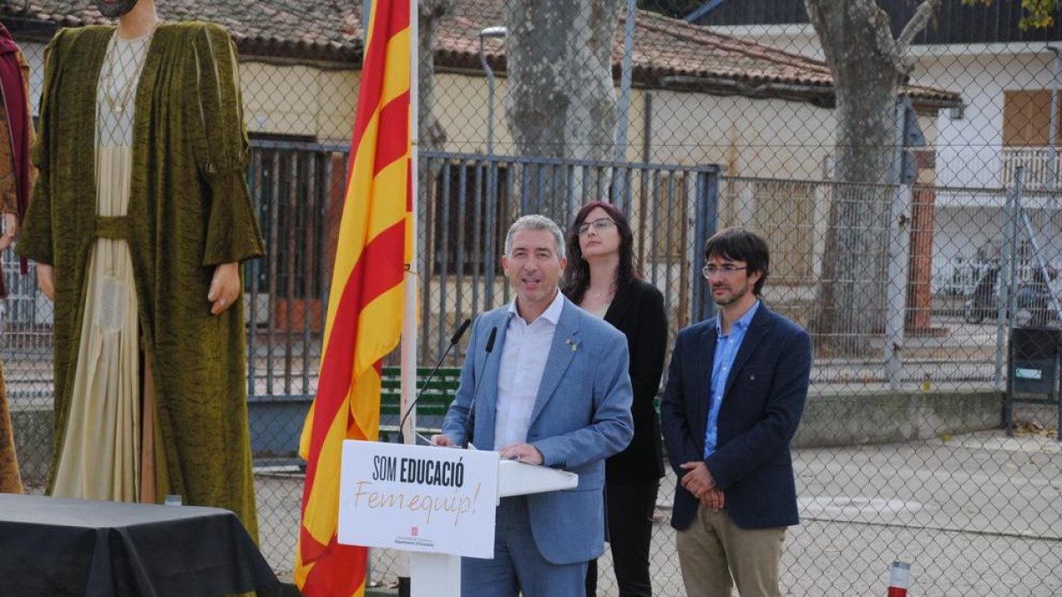 El conseller d'Educació, Josep Gonzàlez-Cambray, i l'alcalde del Palau d'Anglesola, Francesc Balsells, en l'acte de col·locació de la primera pedra del nou edifici de l'escola Arnau Berenguer.
