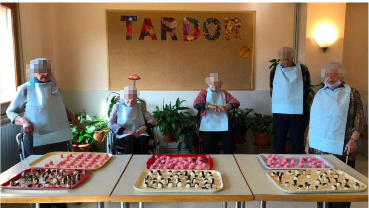 Usuarios de diferentes plantas sin mascarillas en la fiesta de la ‘castanyada’ en la residencia en 2020. 