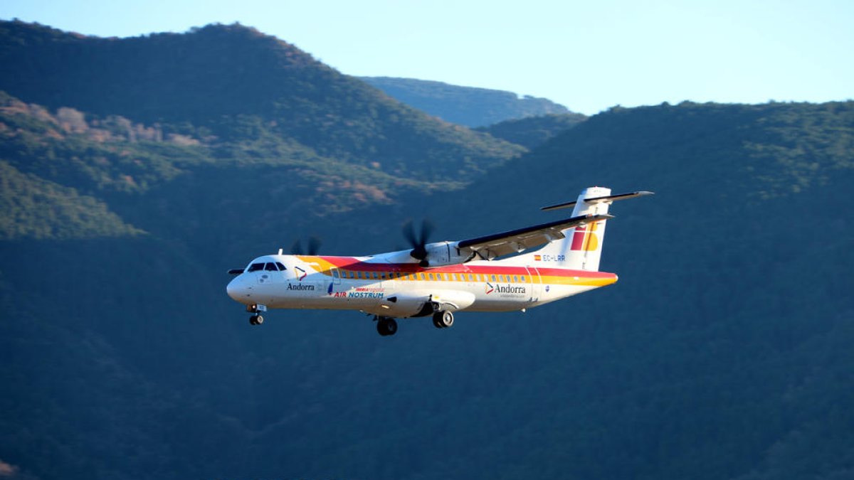 Un avió procedent de Madrid arribant a l'aeroport Andorra-La Seu.