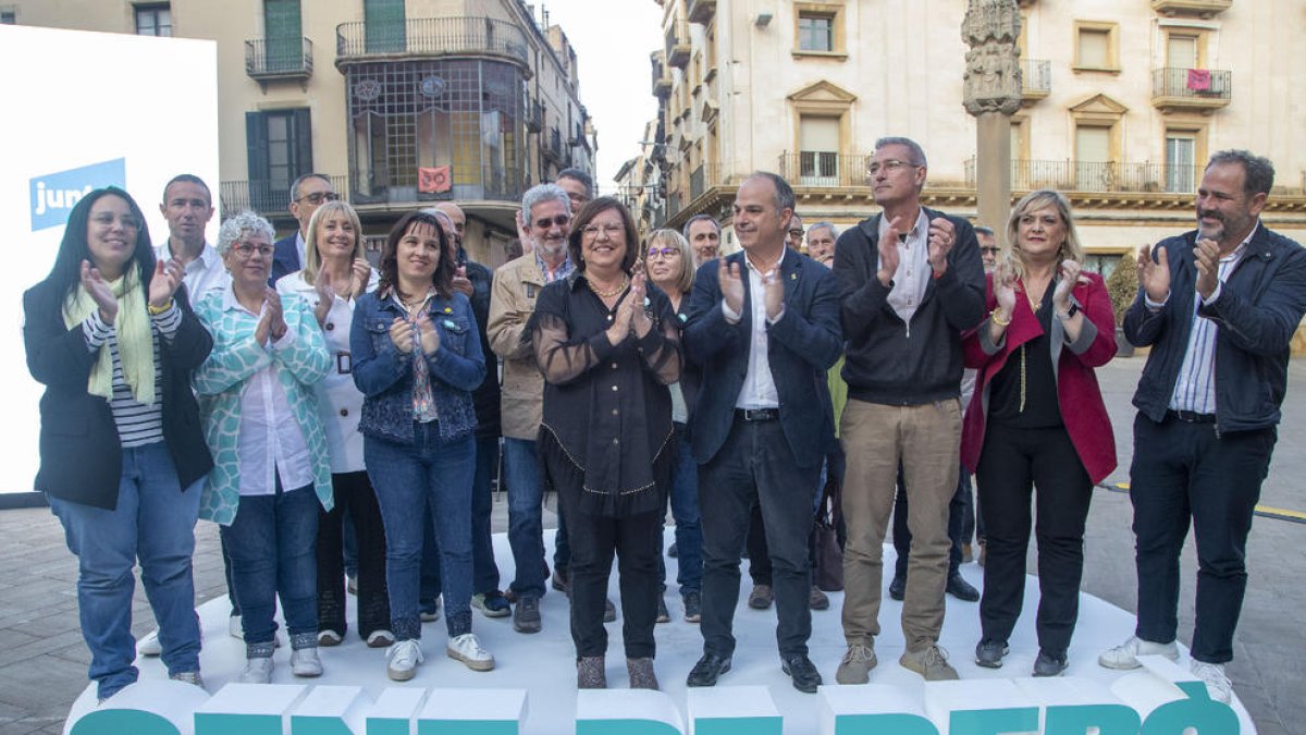 Perelló y Turull, en el centro, durante el acto de campaña de ayer. 