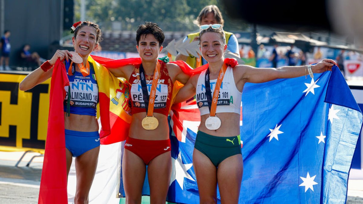 María Pérez, junto a Antonella Palmisano y Jemima Montag, tras recibir la medalla de campeona.