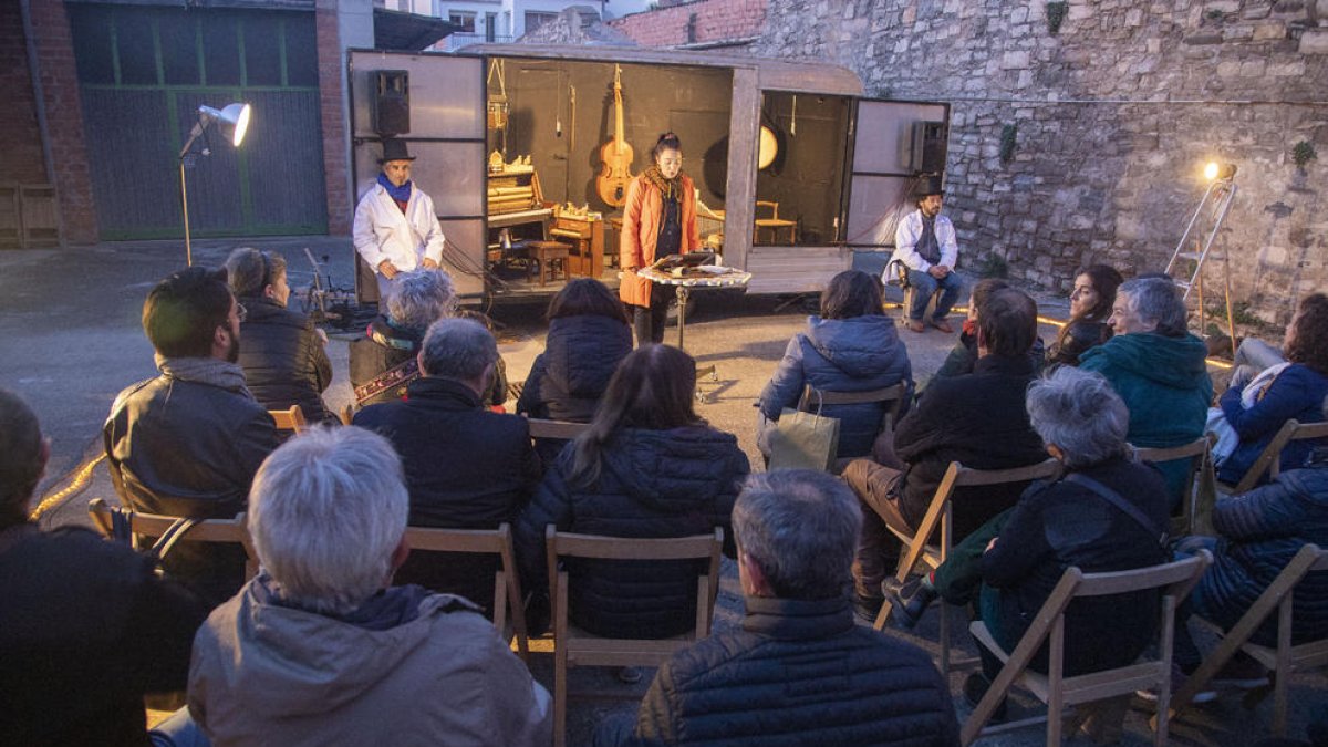 Marga Socias y Els Mals Endreços presentaron ayer su ‘Orelles’ en los ensayos abiertos de FiraTàrrega.