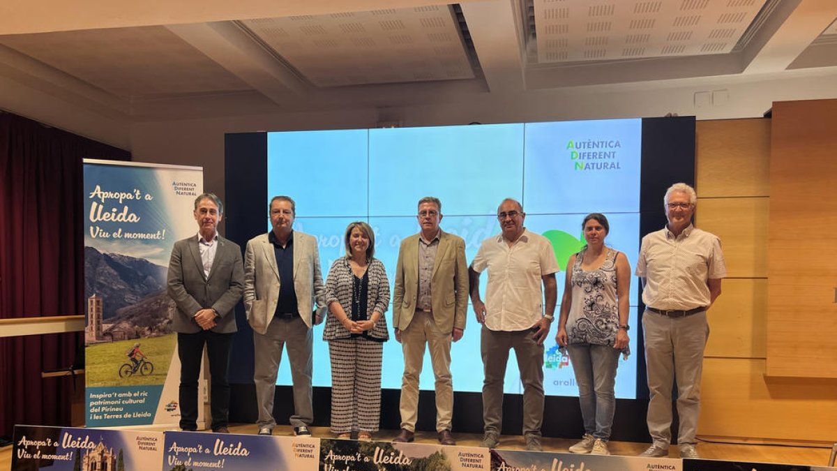 Autoritats i representants del sector ahir durant la presentació de la campanya d’estiu.