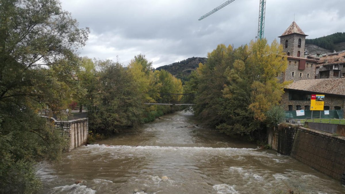 Imatge d’ahir de la Noguera Ribagorçana a l’altura del Pont.