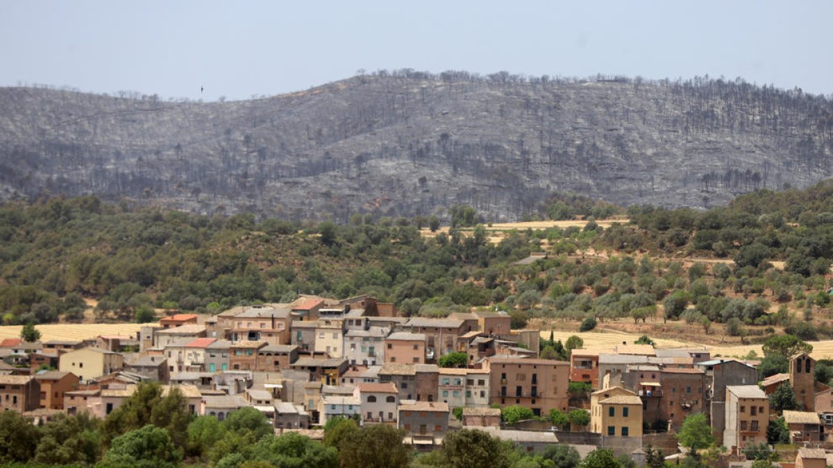 Vista de Baldomar, nucli d’Artesa de Segre, amb el paisatge calcinat al fons.